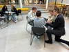 Groepjes van de jongerentop aan het werk