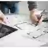 Tafel met ontwerptekening en tablet ernaast