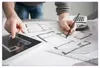Tafel met ontwerptekening en tablet ernaast