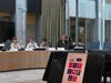 Raadzaal met jongeren en docent