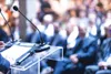 Presentatie voor een zaal vol met mensen